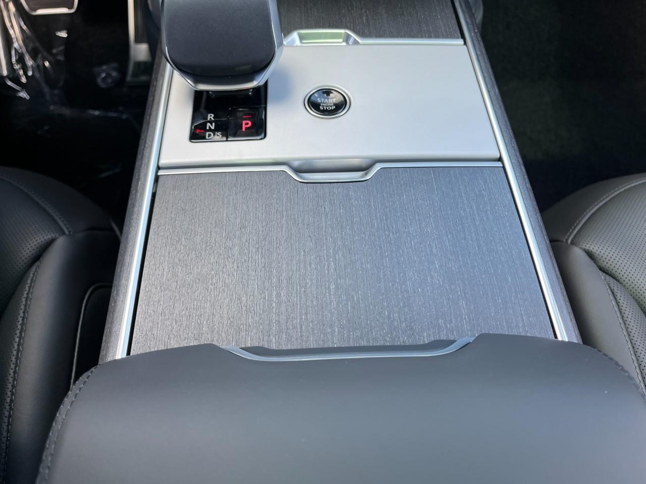 Land Rover Range Rover Vehicle Full-screen Gallery Image 28