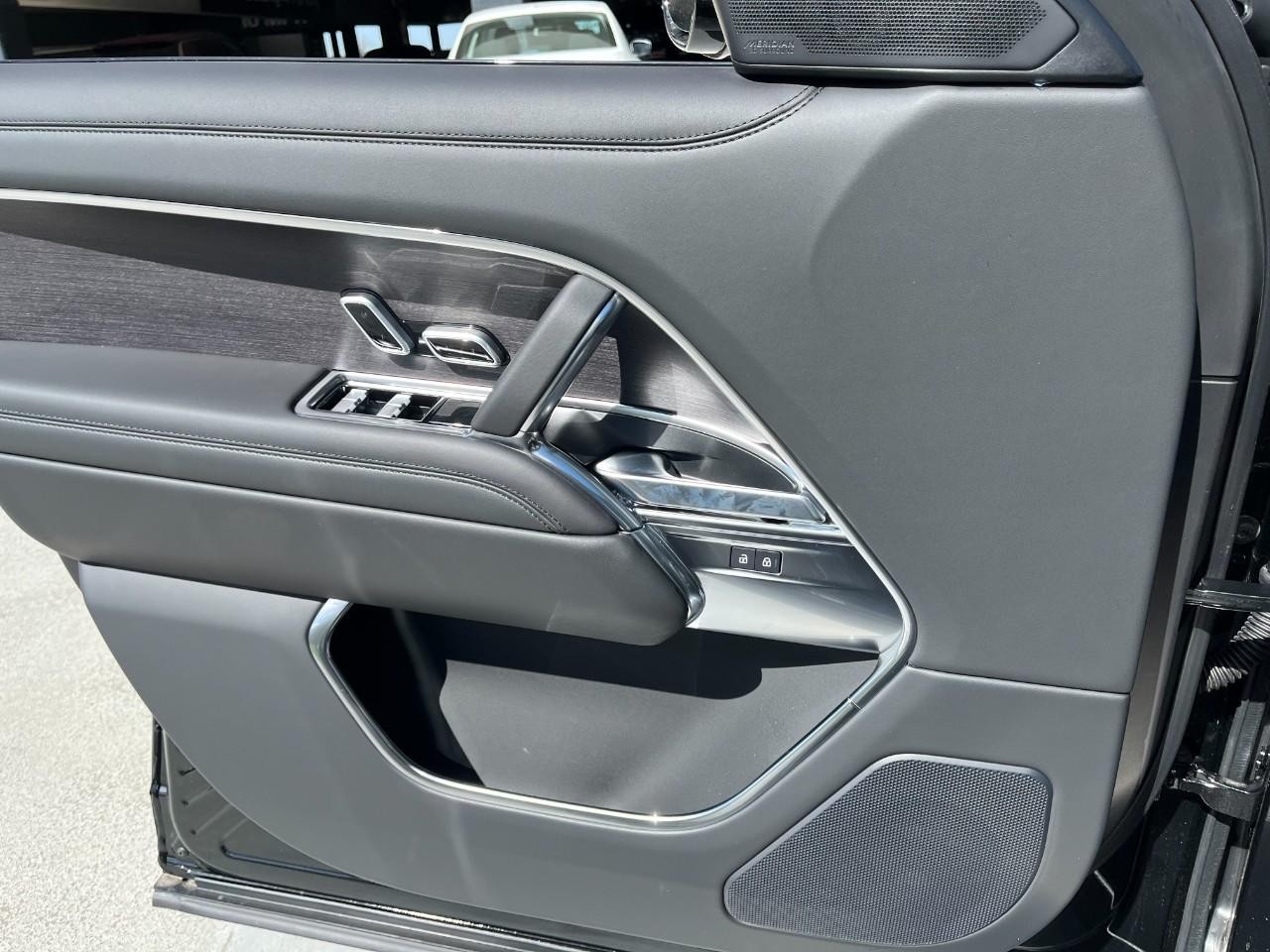 Land Rover Range Rover Vehicle Full-screen Gallery Image 30