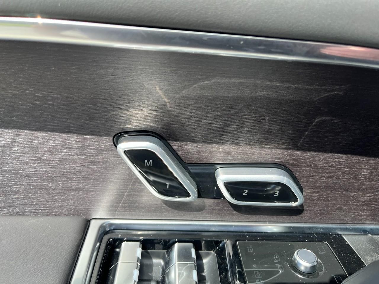 Land Rover Range Rover Vehicle Full-screen Gallery Image 32