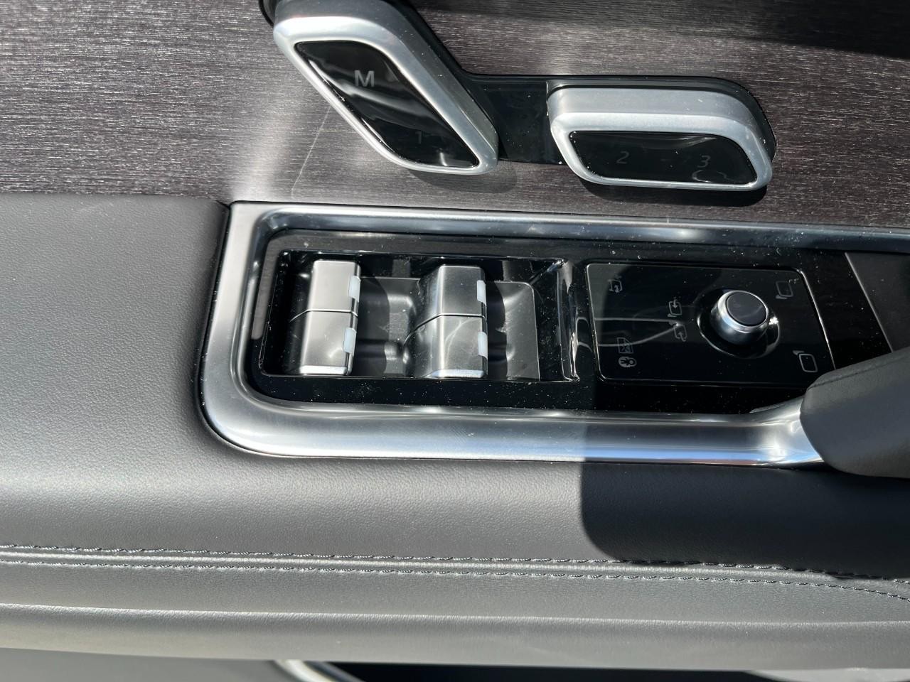 Land Rover Range Rover Vehicle Full-screen Gallery Image 33