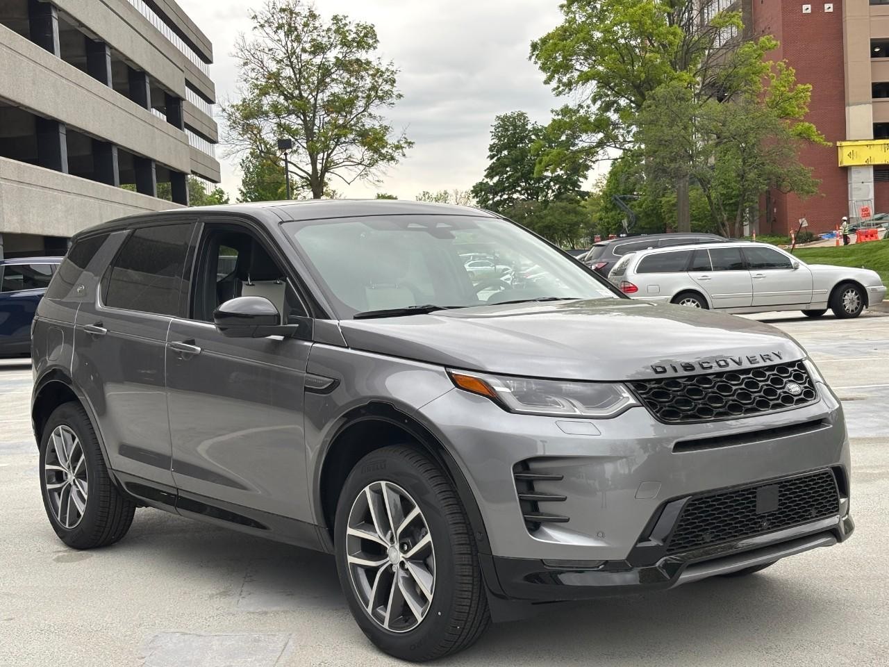 Land Rover Discovery Sport Vehicle Full-screen Gallery Image 6