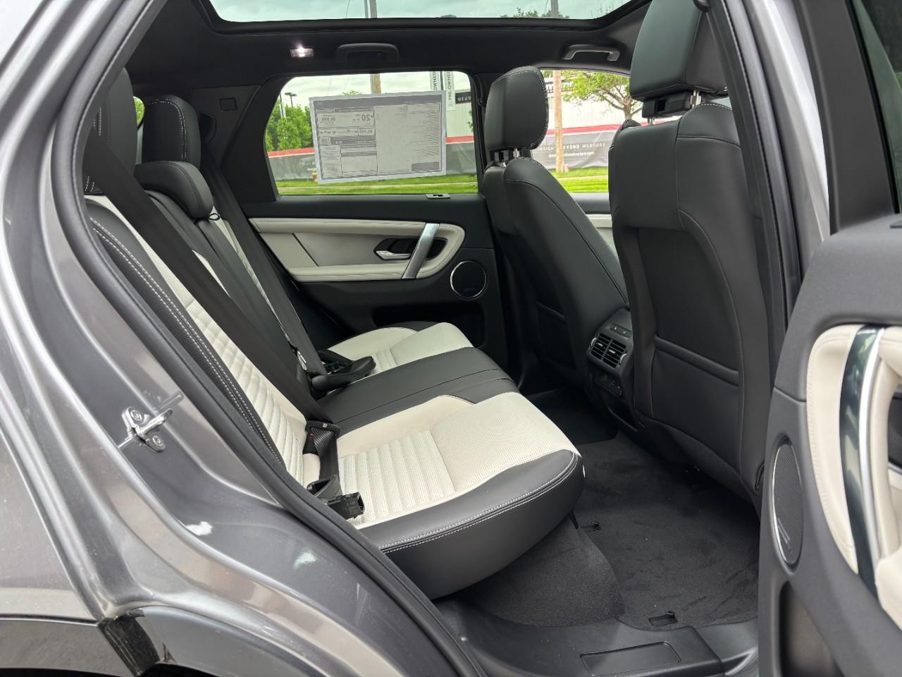 Land Rover Discovery Sport Vehicle Full-screen Gallery Image 13