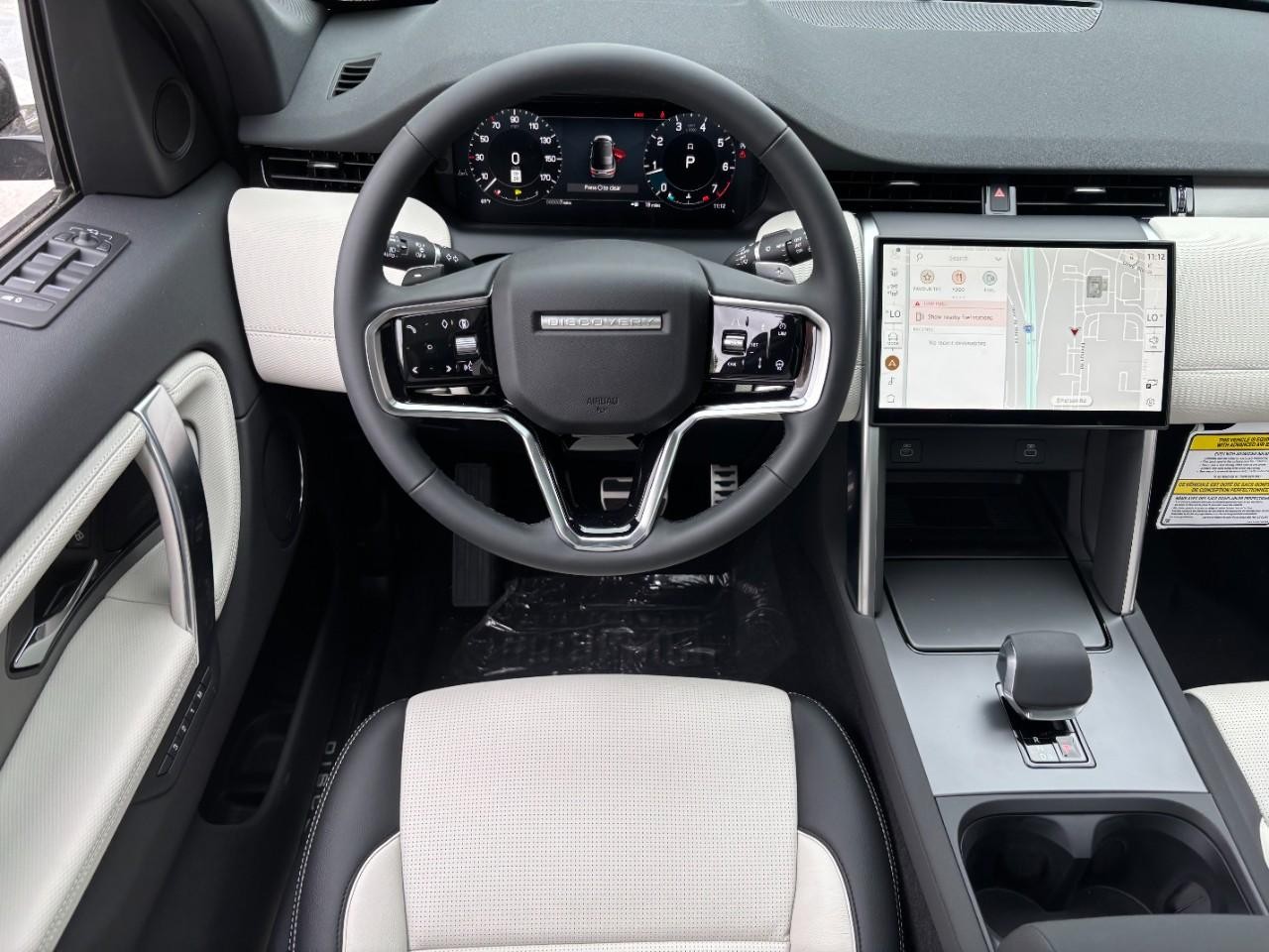 Land Rover Discovery Sport Vehicle Full-screen Gallery Image 15