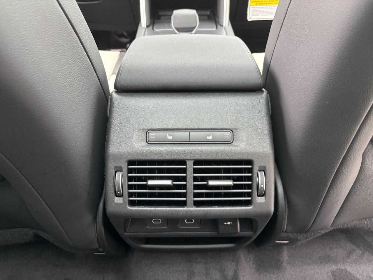 Land Rover Discovery Sport Vehicle Full-screen Gallery Image 18