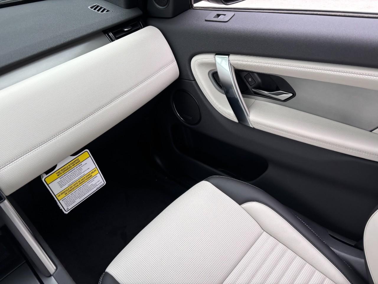 Land Rover Discovery Sport Vehicle Full-screen Gallery Image 19