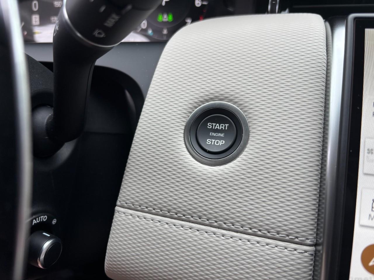 Land Rover Discovery Sport Vehicle Full-screen Gallery Image 30