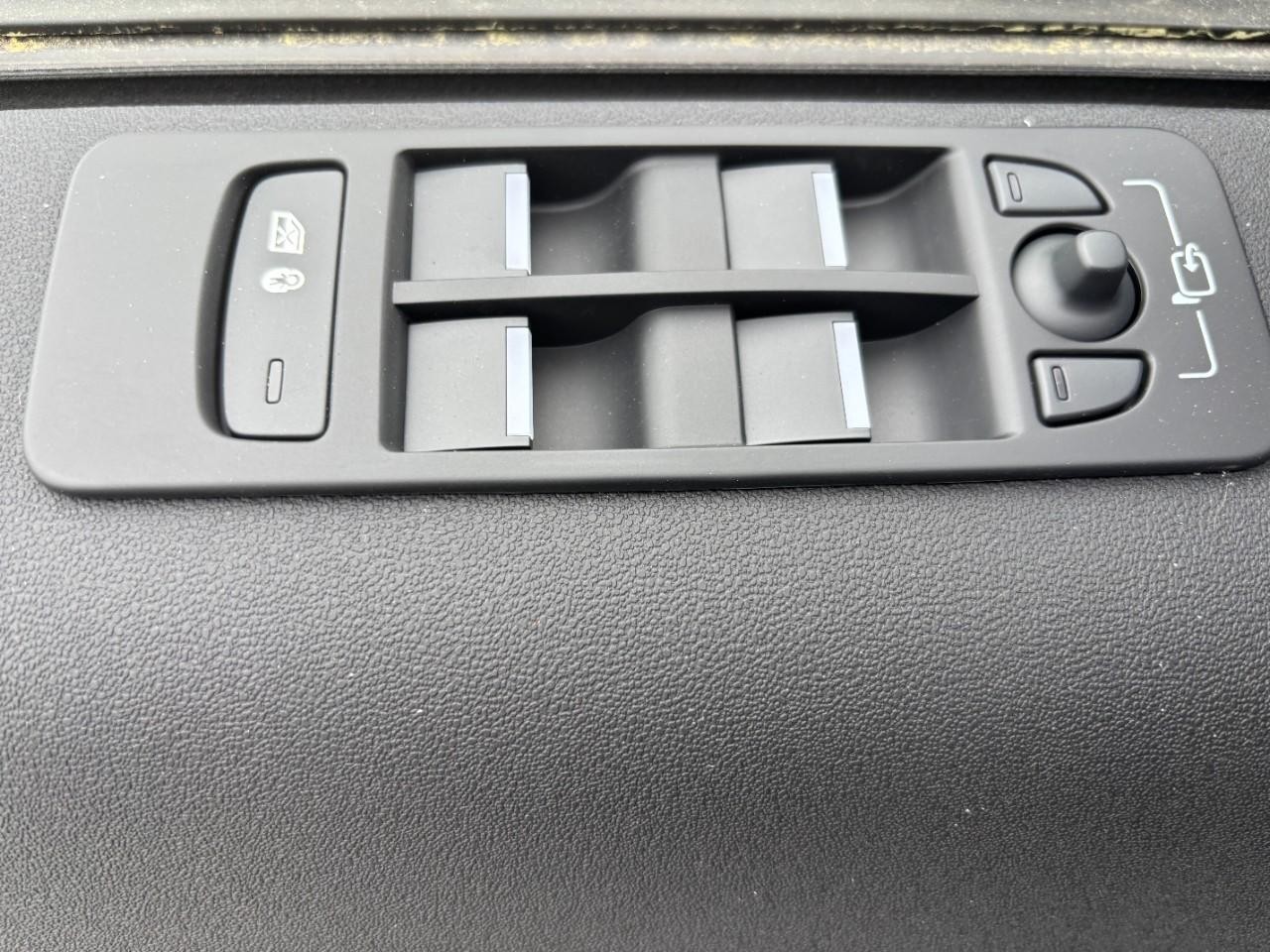 Land Rover Discovery Sport Vehicle Full-screen Gallery Image 34