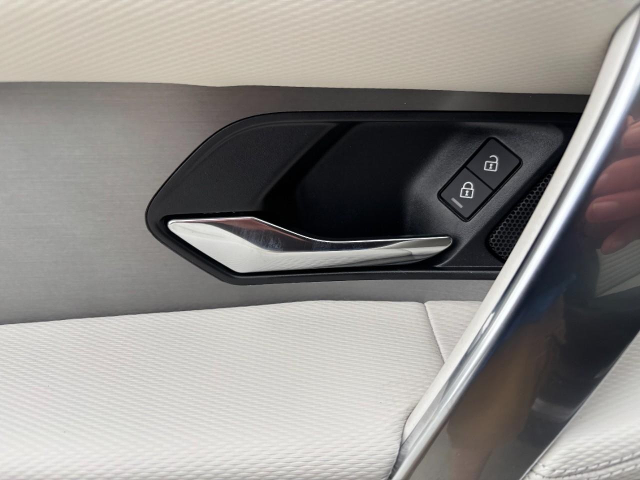 Land Rover Discovery Sport Vehicle Full-screen Gallery Image 35