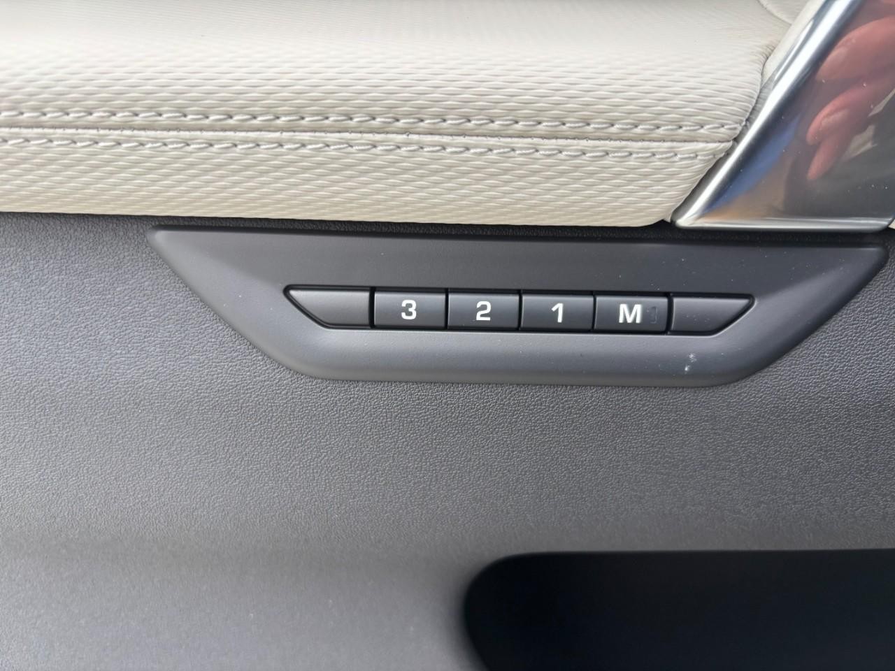 Land Rover Discovery Sport Vehicle Full-screen Gallery Image 36