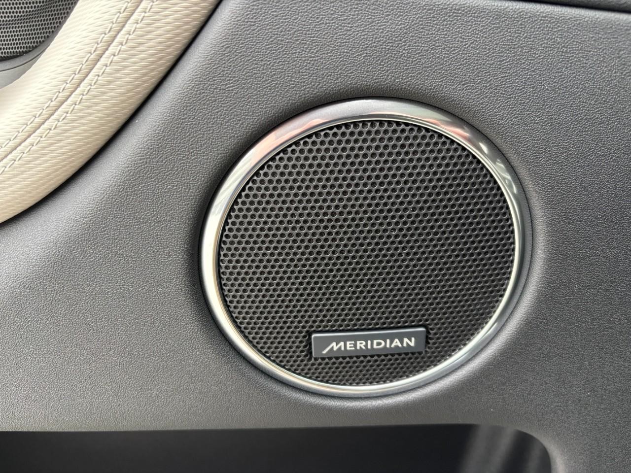 Land Rover Discovery Sport Vehicle Full-screen Gallery Image 37