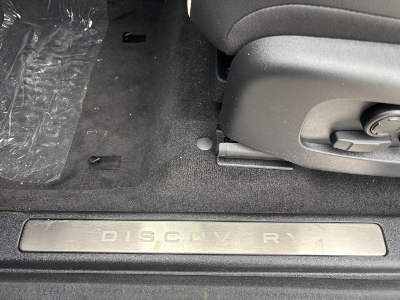 Land Rover Discovery Sport Vehicle Full-screen Gallery Image 38