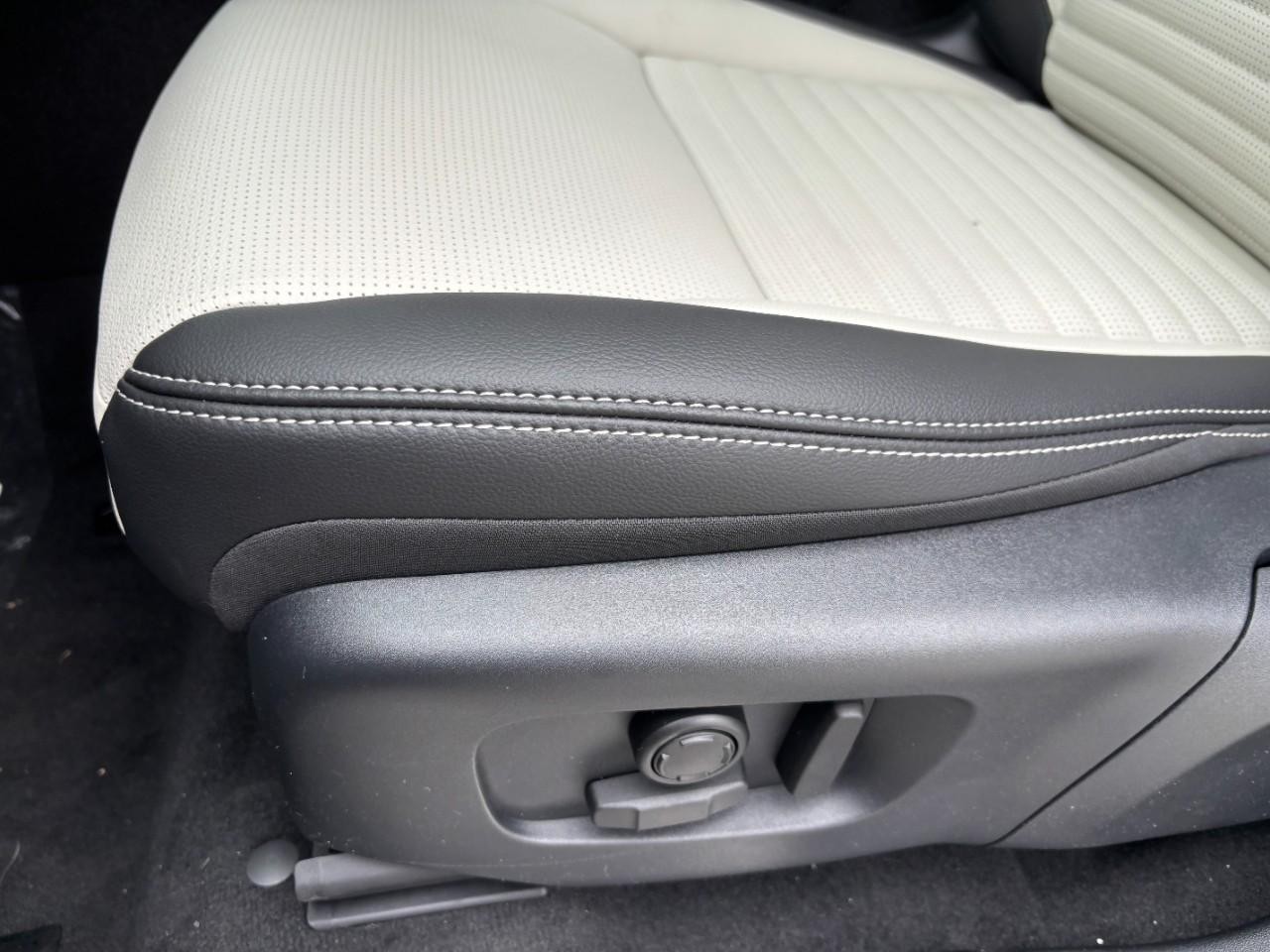 Land Rover Discovery Sport Vehicle Full-screen Gallery Image 39