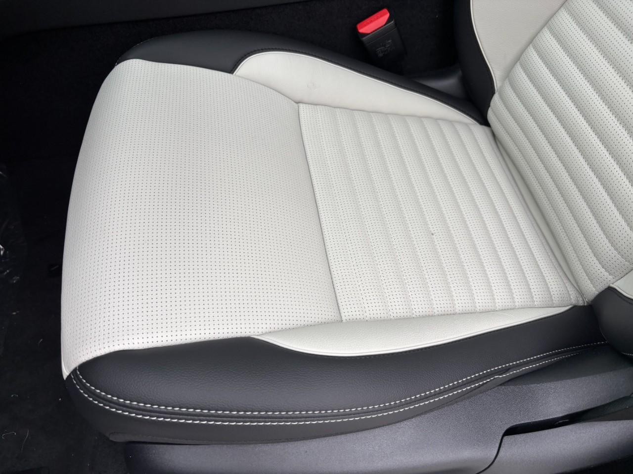 Land Rover Discovery Sport Vehicle Full-screen Gallery Image 41