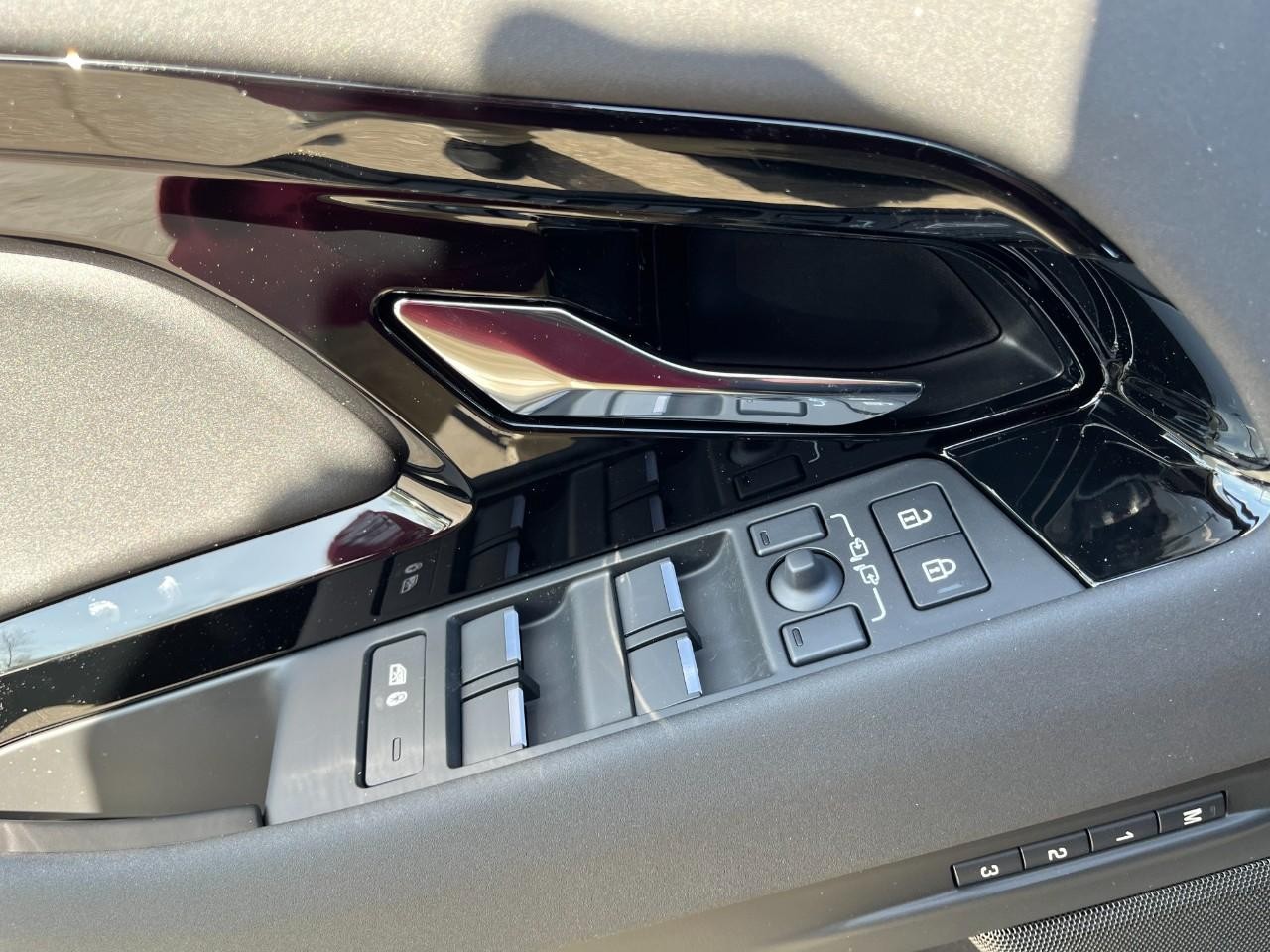 Land Rover Range Rover Evoque Vehicle Full-screen Gallery Image 31