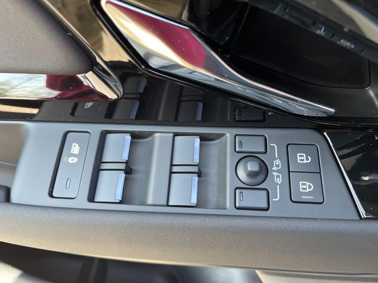 Land Rover Range Rover Evoque Vehicle Full-screen Gallery Image 32