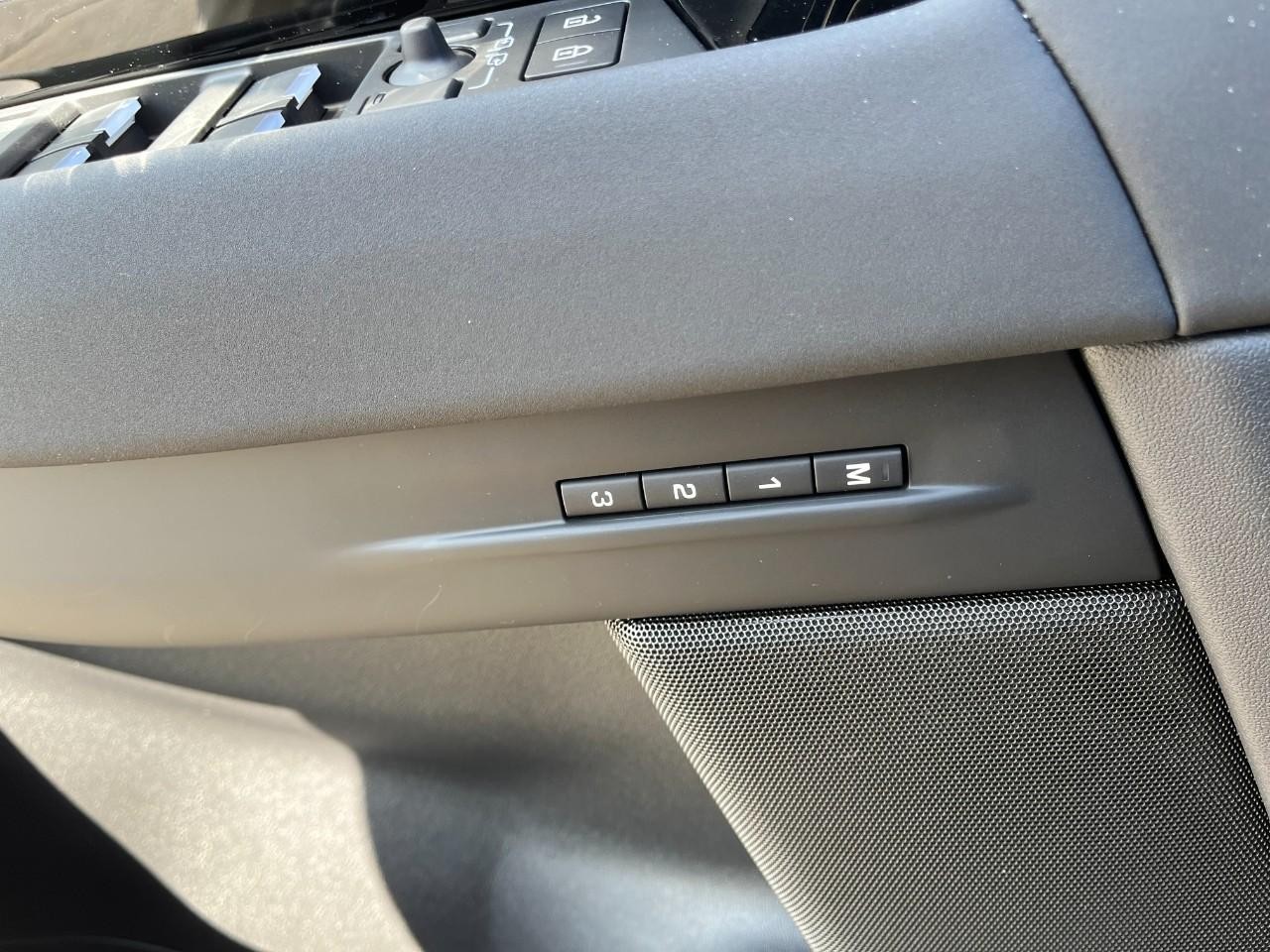 Land Rover Range Rover Evoque Vehicle Full-screen Gallery Image 33