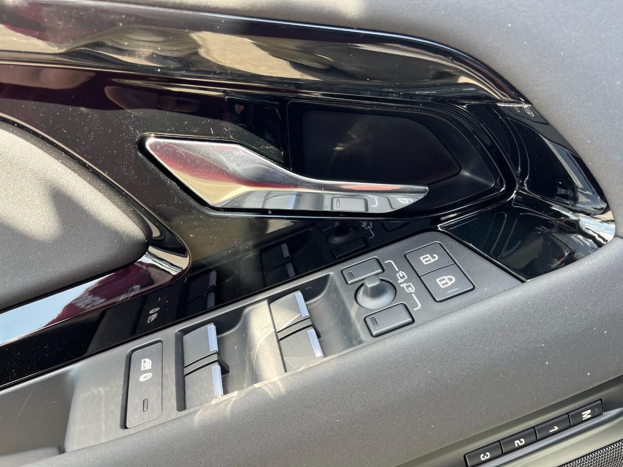 Land Rover Range Rover Evoque Vehicle Full-screen Gallery Image 33