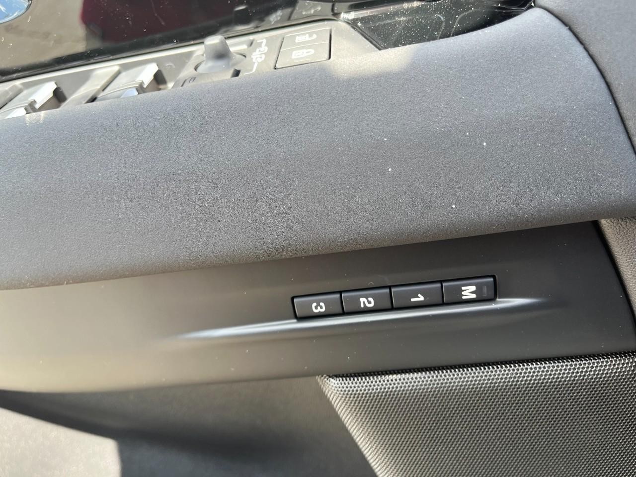 Land Rover Range Rover Evoque Vehicle Full-screen Gallery Image 35