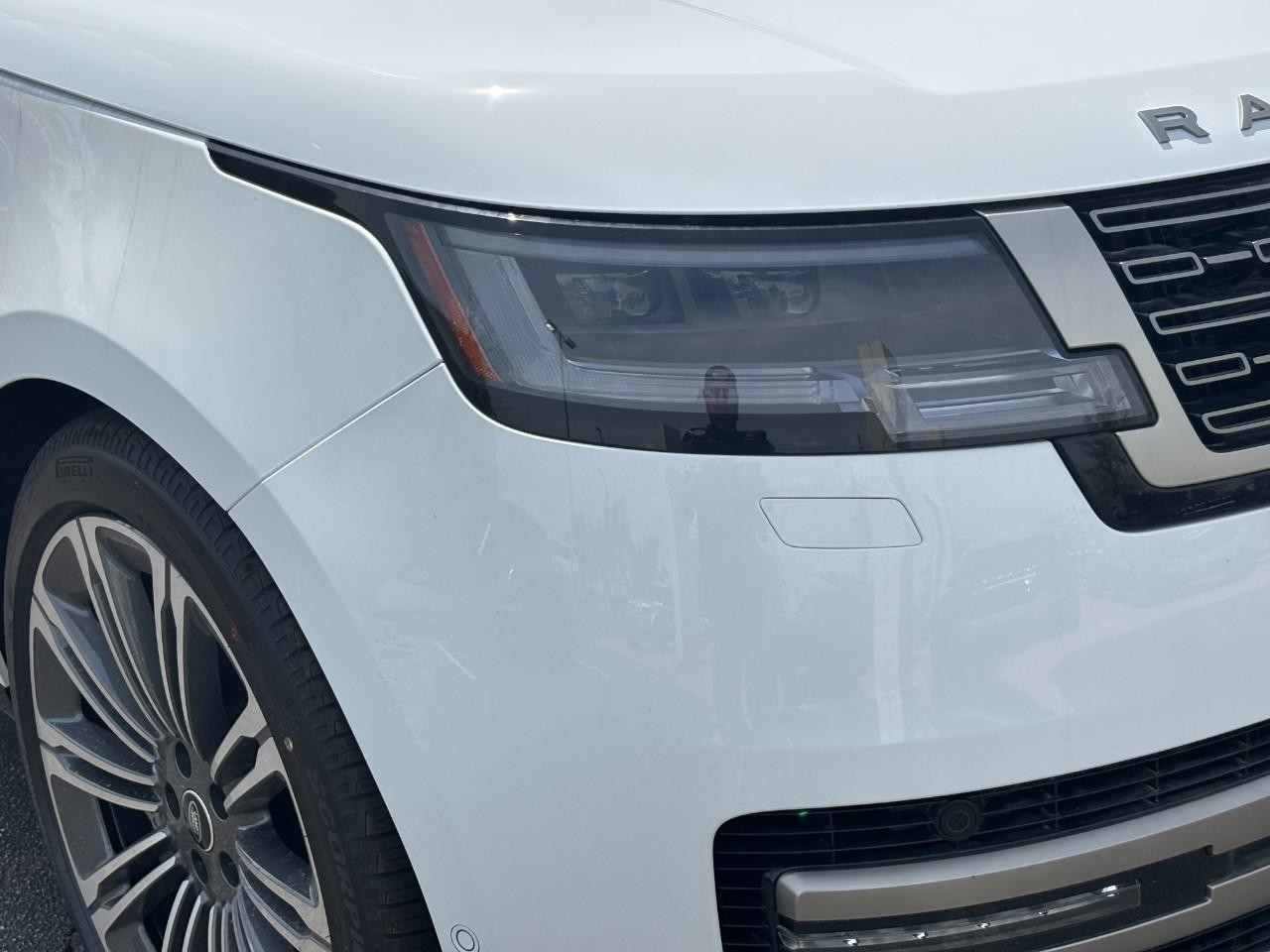 Land Rover Range Rover Vehicle Full-screen Gallery Image 8