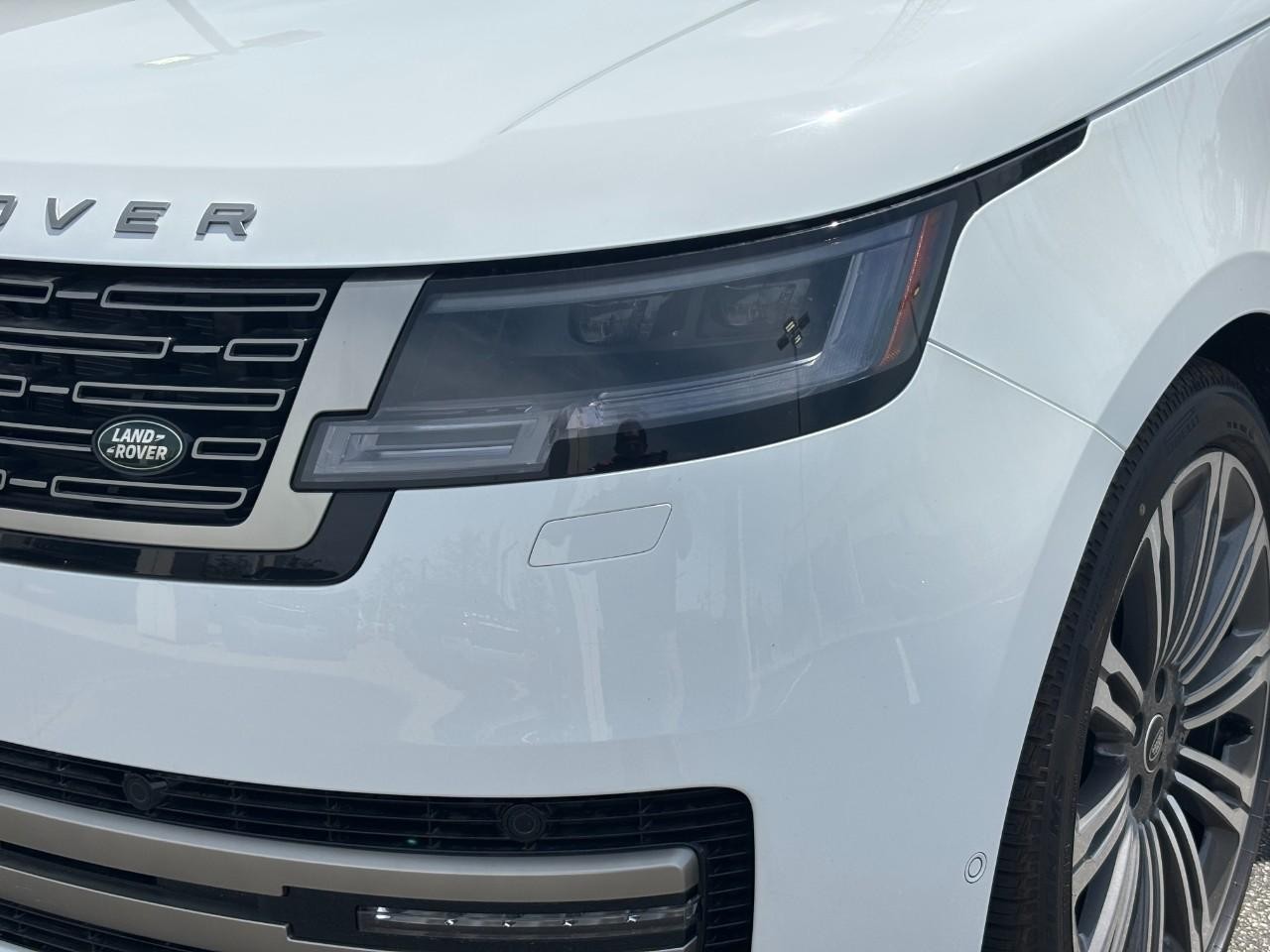 Land Rover Range Rover Vehicle Full-screen Gallery Image 9