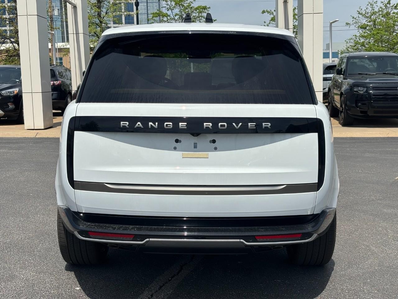 Land Rover Range Rover Vehicle Full-screen Gallery Image 10