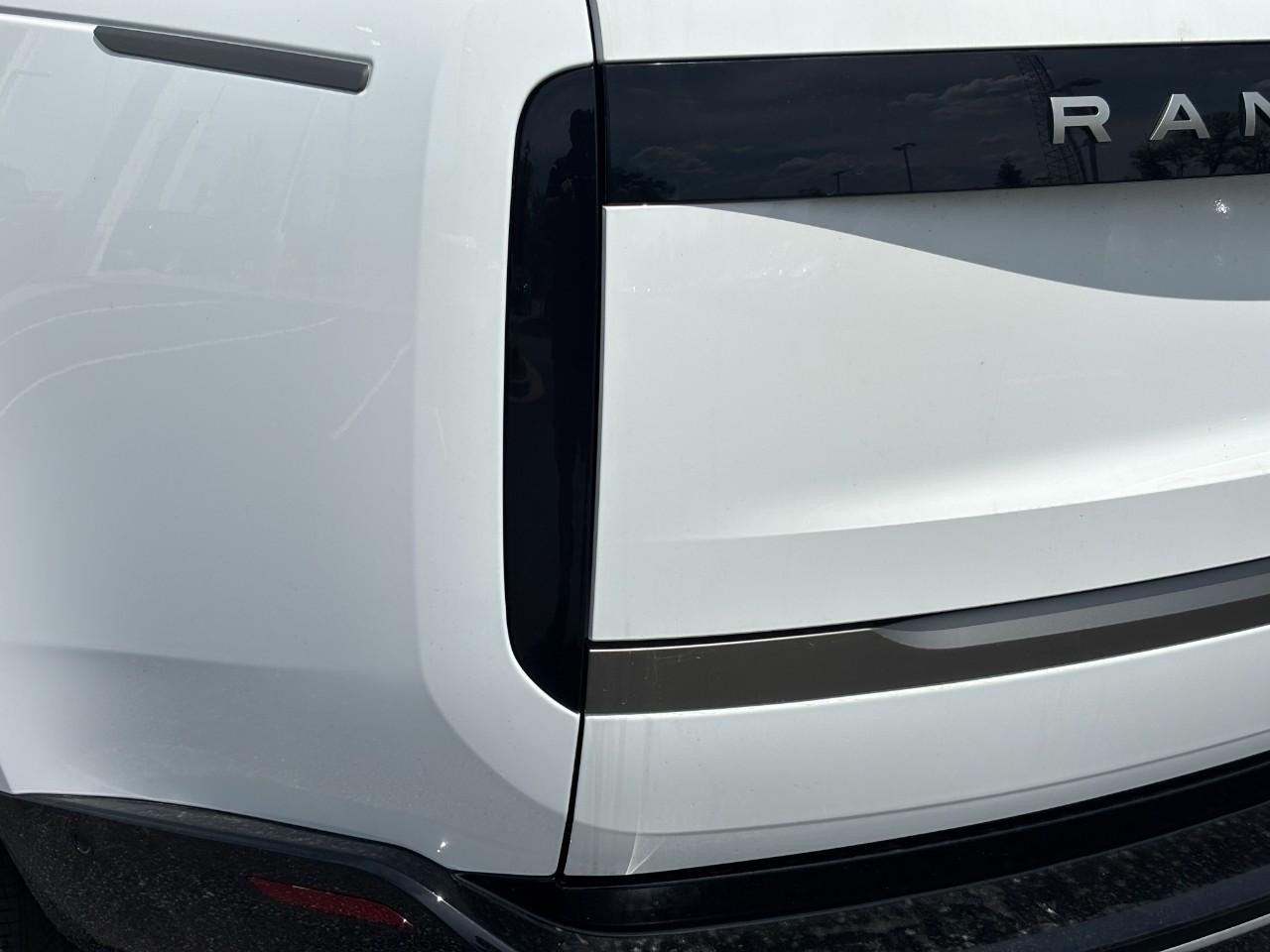 Land Rover Range Rover Vehicle Full-screen Gallery Image 11