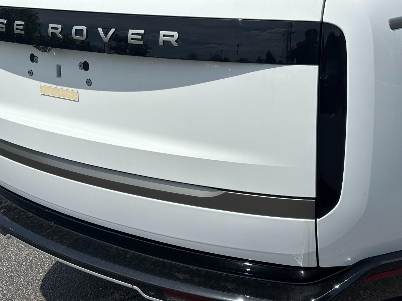 Land Rover Range Rover Vehicle Full-screen Gallery Image 12