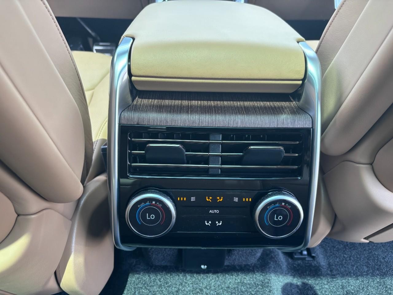 Land Rover Range Rover Vehicle Full-screen Gallery Image 18