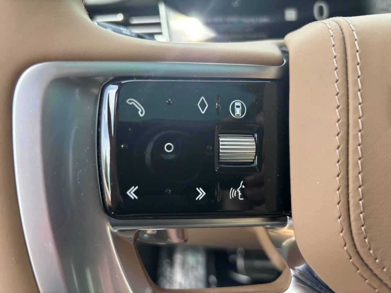 Land Rover Range Rover Vehicle Full-screen Gallery Image 21