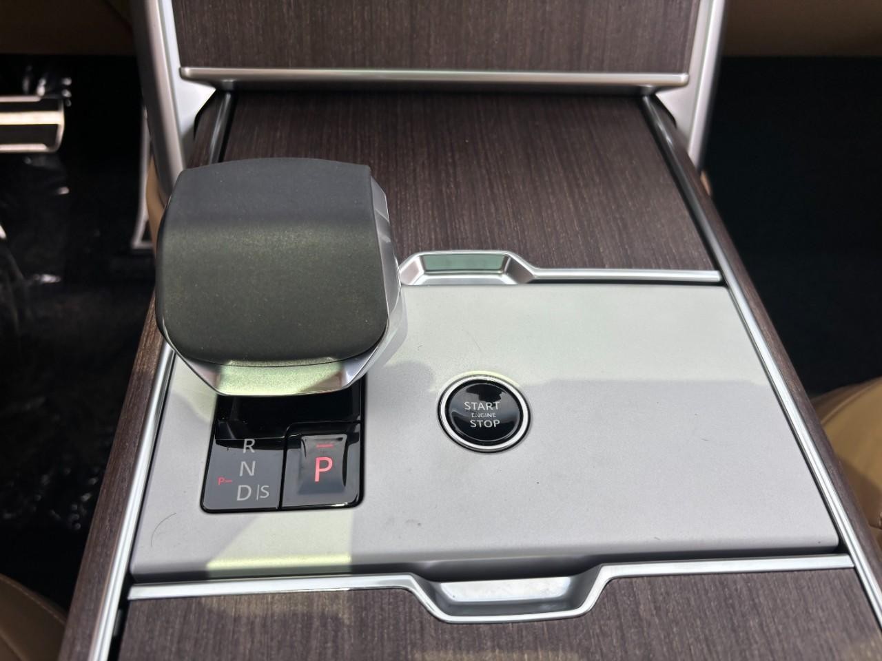 Land Rover Range Rover Vehicle Full-screen Gallery Image 27