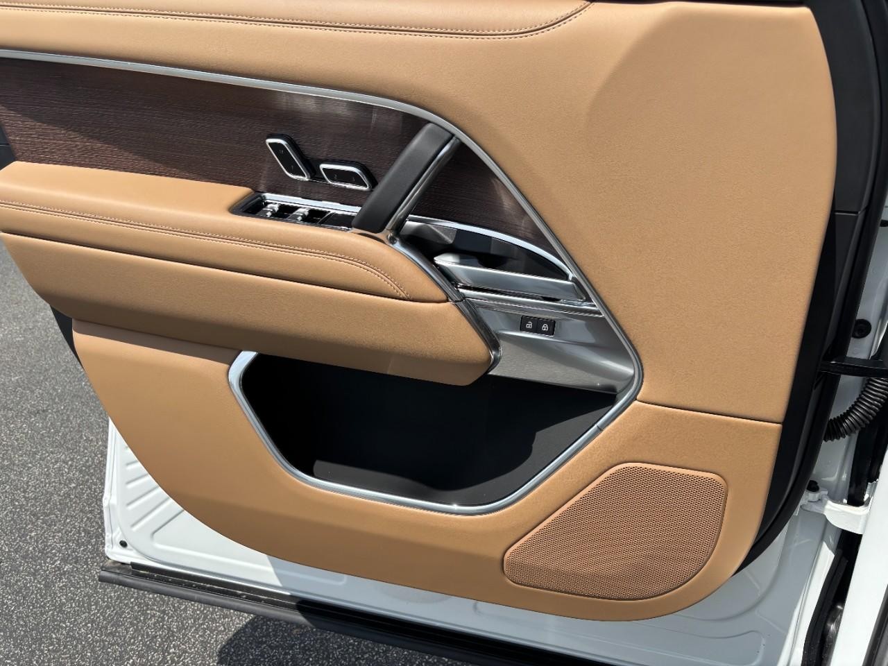 Land Rover Range Rover Vehicle Full-screen Gallery Image 30