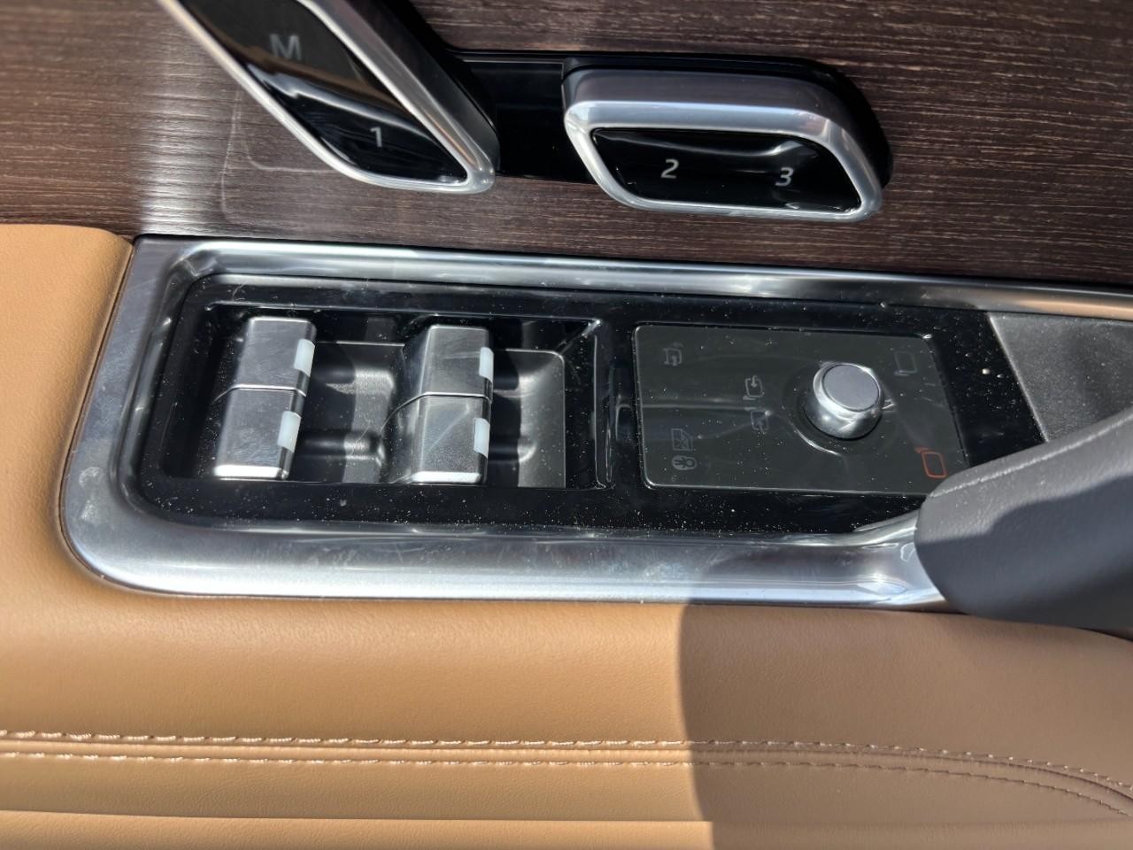 Land Rover Range Rover Vehicle Full-screen Gallery Image 33