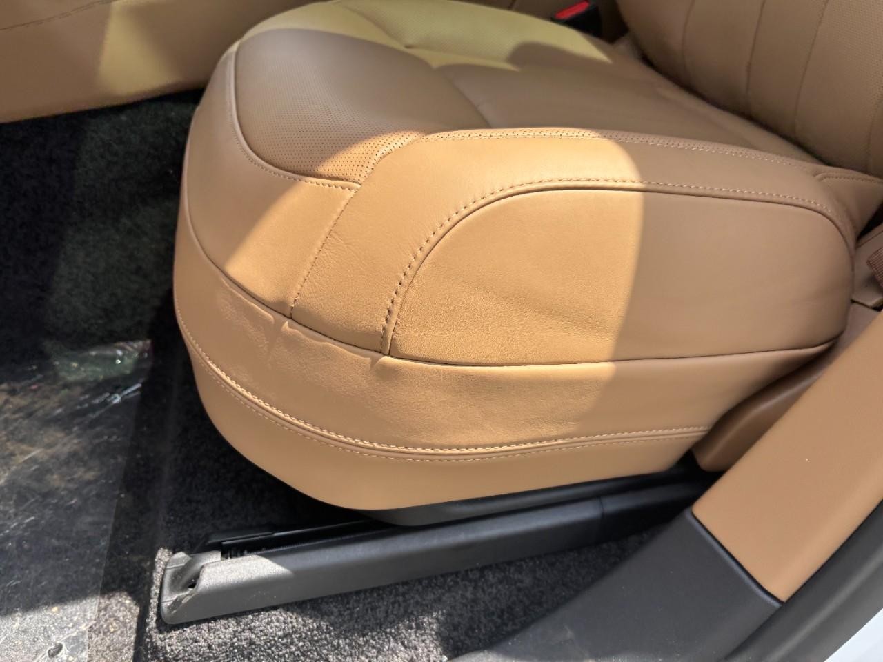 Land Rover Range Rover Vehicle Full-screen Gallery Image 36