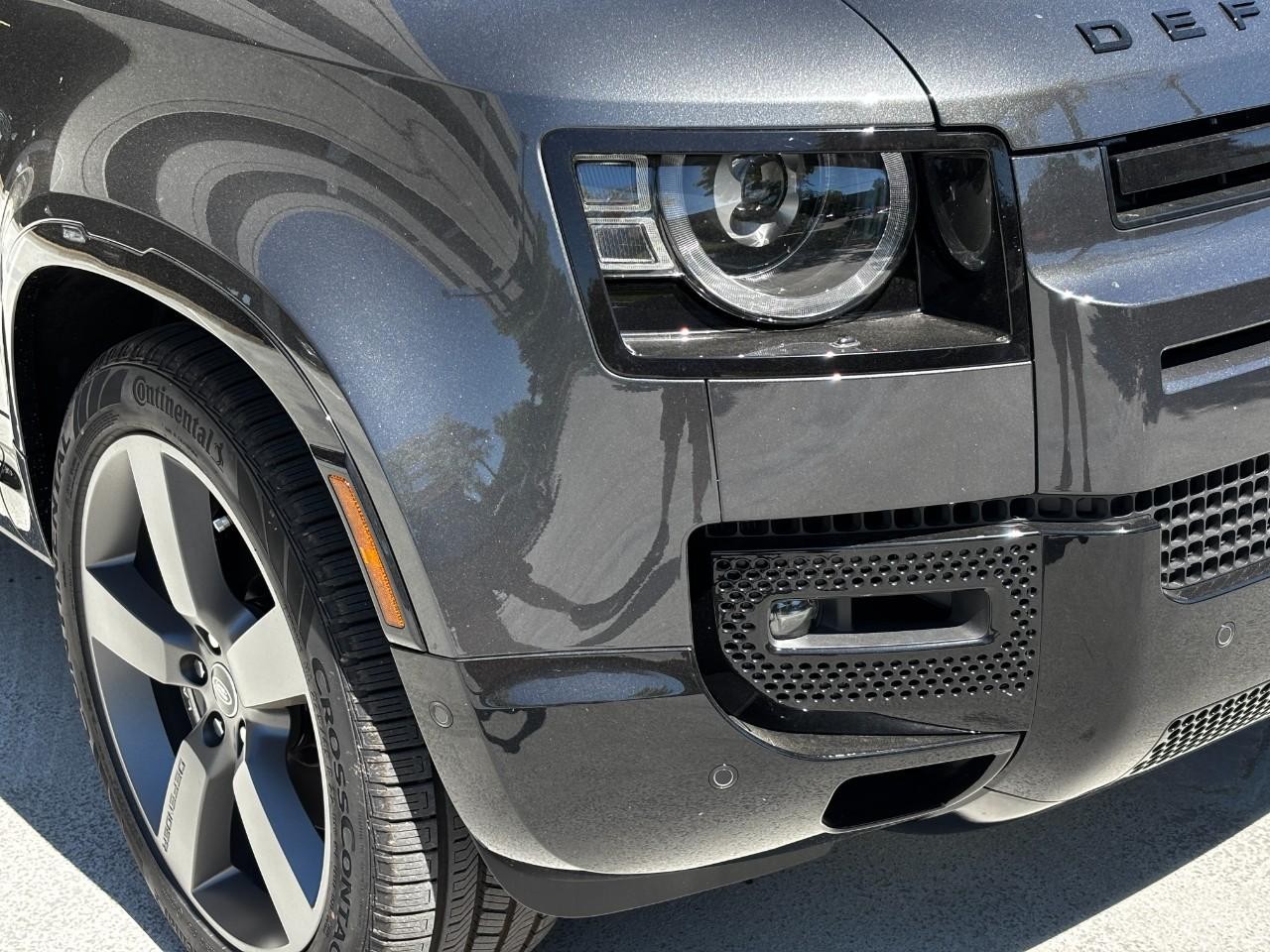 Land Rover Defender Vehicle Full-screen Gallery Image 8