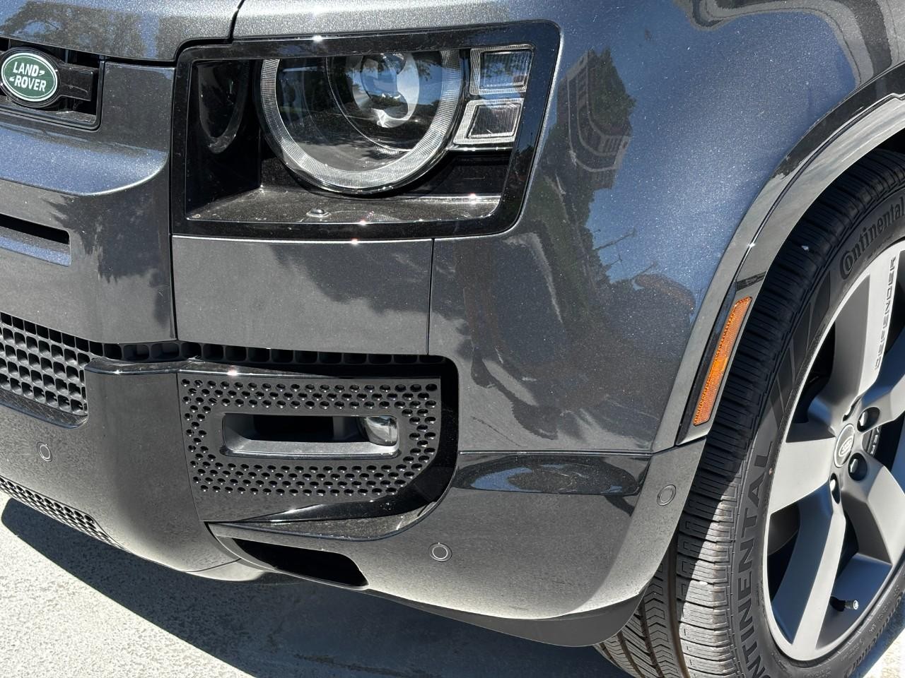 Land Rover Defender Vehicle Full-screen Gallery Image 9