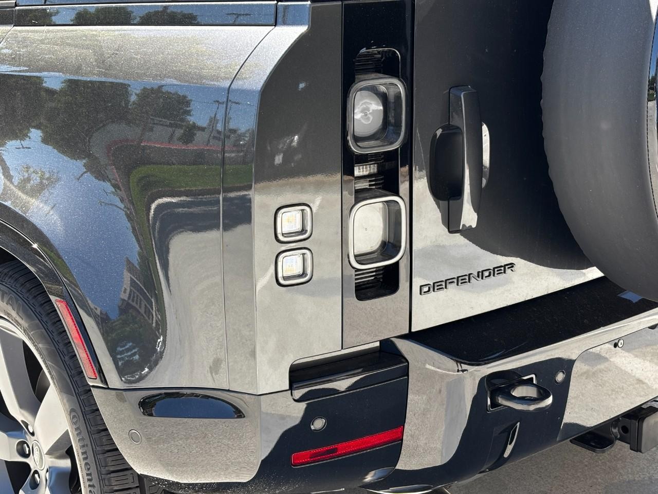 Land Rover Defender Vehicle Full-screen Gallery Image 11