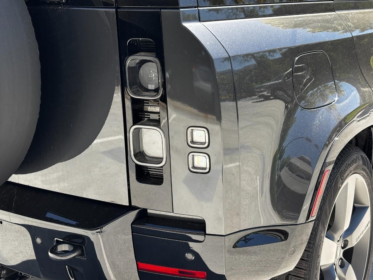 Land Rover Defender Vehicle Full-screen Gallery Image 12