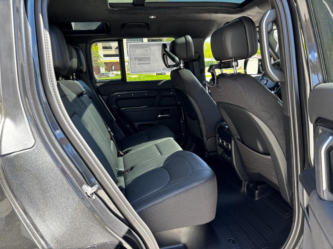 Land Rover Defender Vehicle Full-screen Gallery Image 13