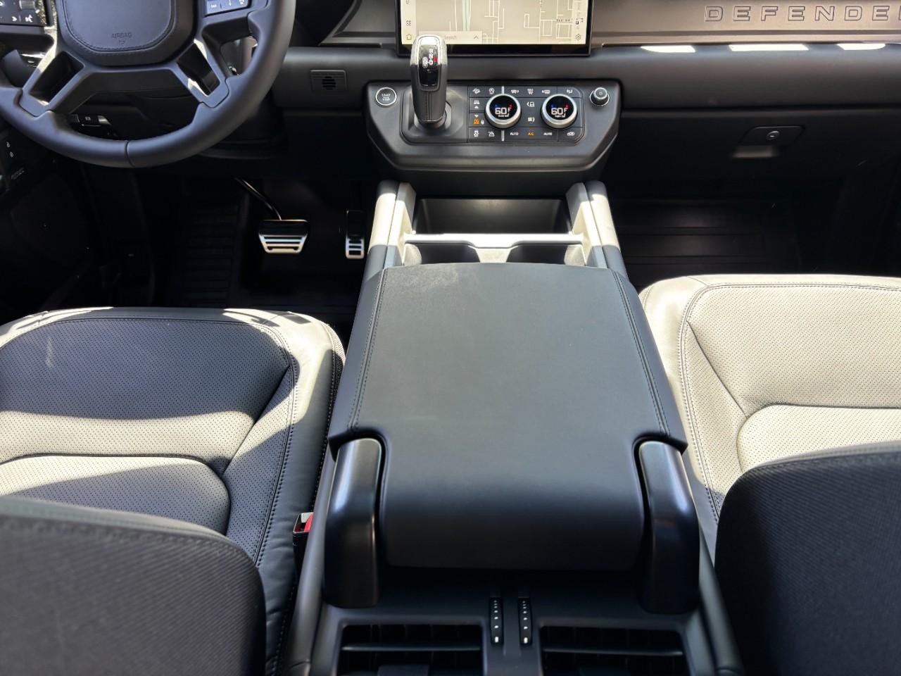 Land Rover Defender Vehicle Full-screen Gallery Image 17