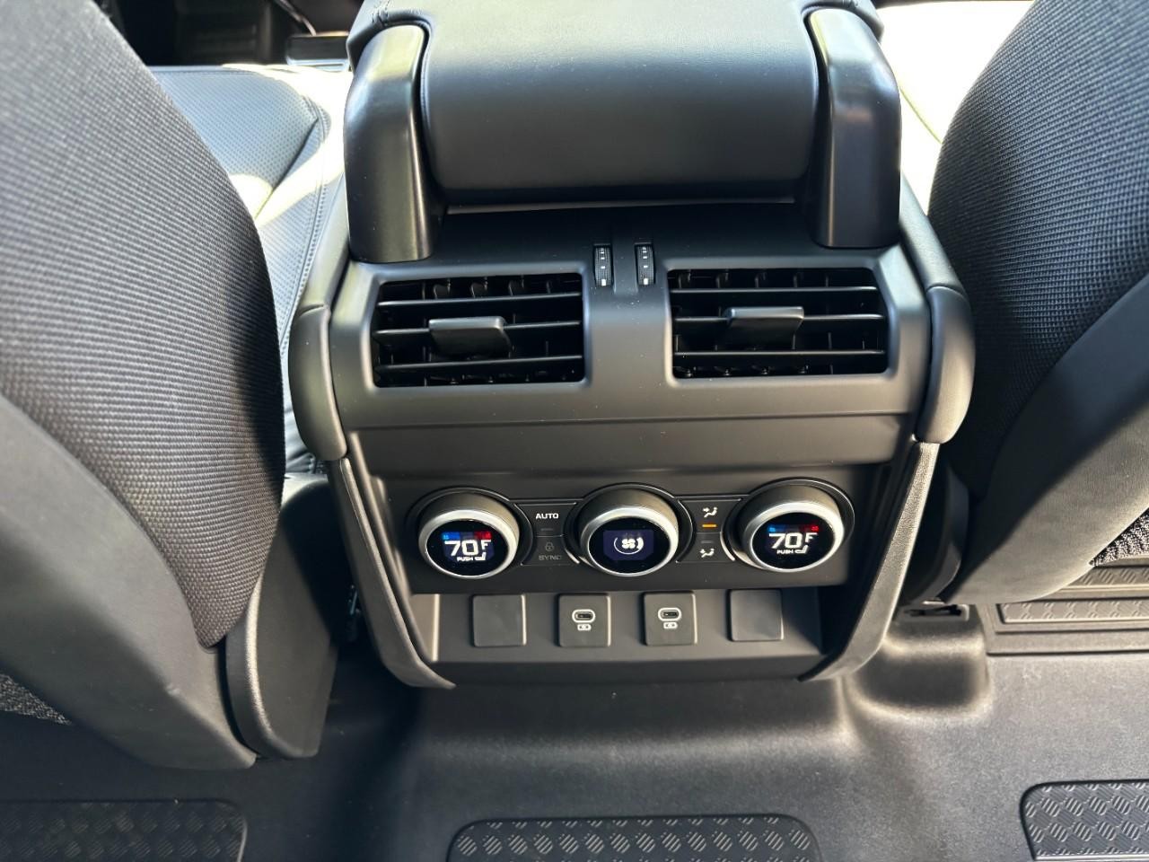 Land Rover Defender Vehicle Full-screen Gallery Image 18