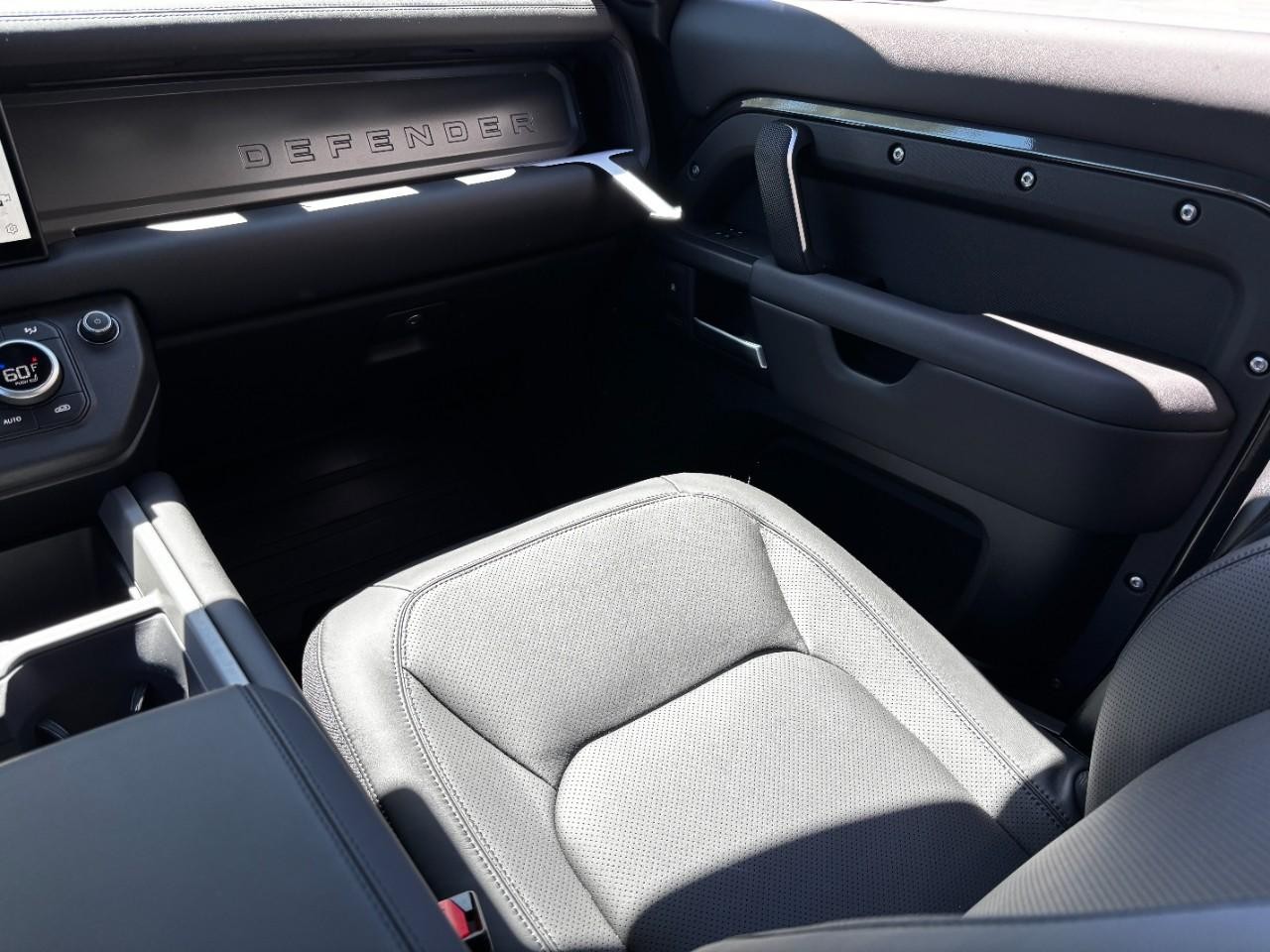 Land Rover Defender Vehicle Full-screen Gallery Image 20