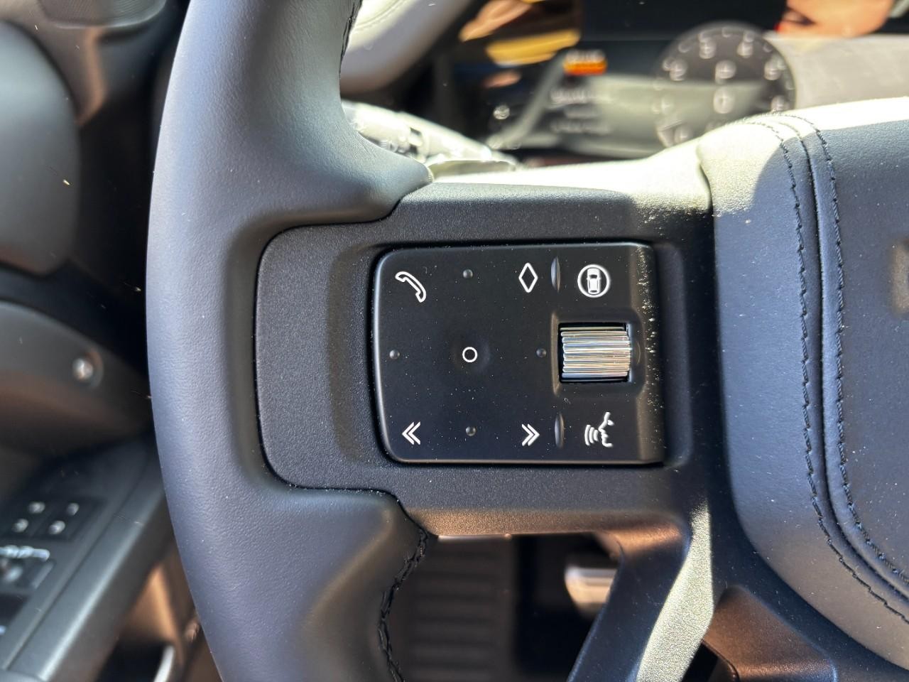 Land Rover Defender Vehicle Full-screen Gallery Image 22