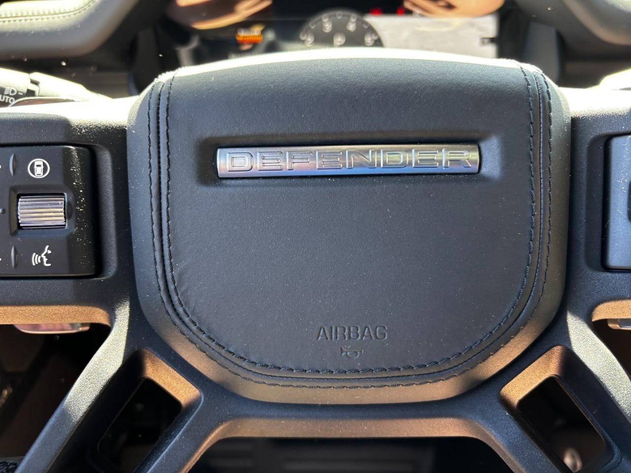 Land Rover Defender Vehicle Full-screen Gallery Image 23