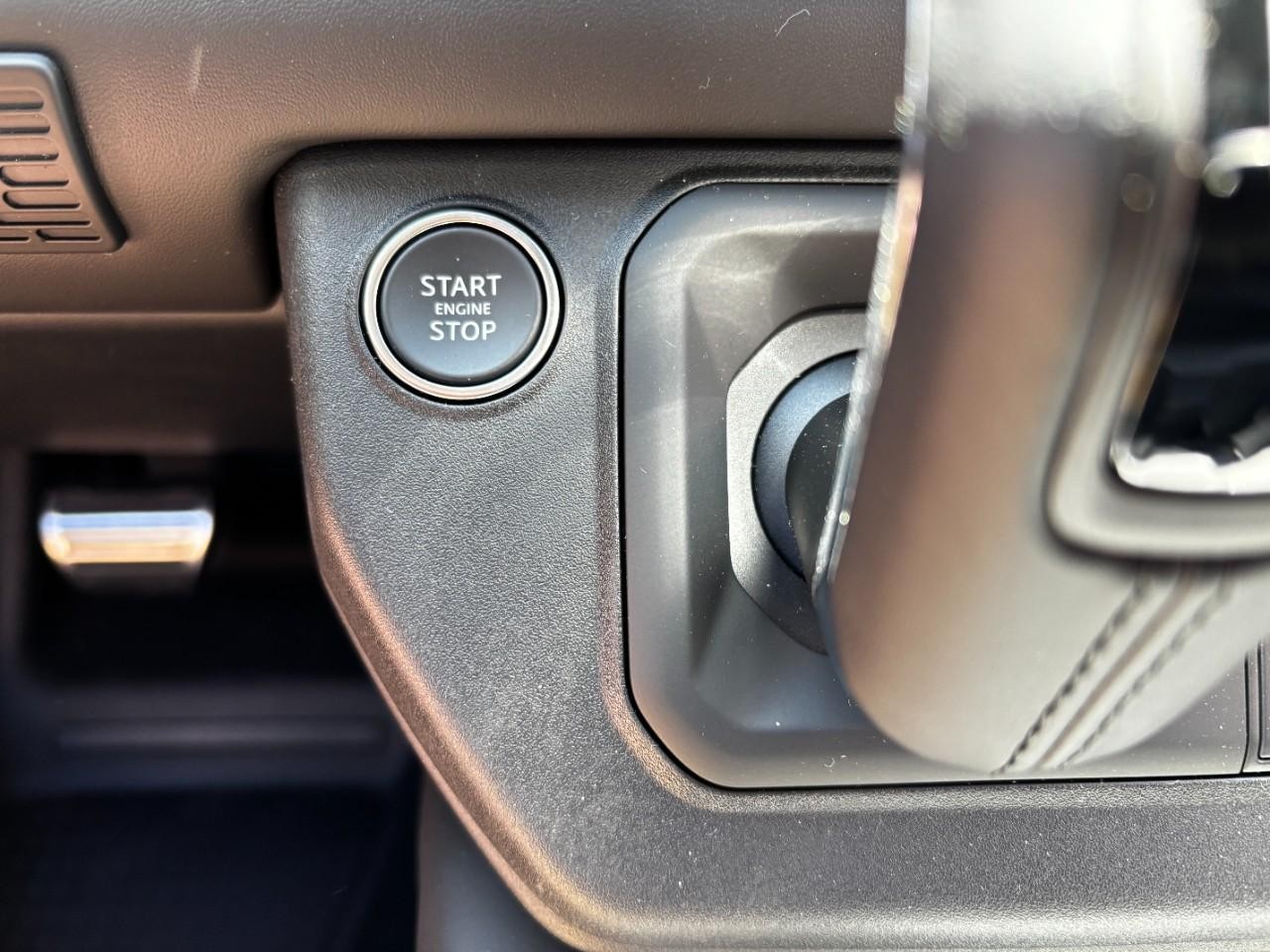 Land Rover Defender Vehicle Full-screen Gallery Image 31