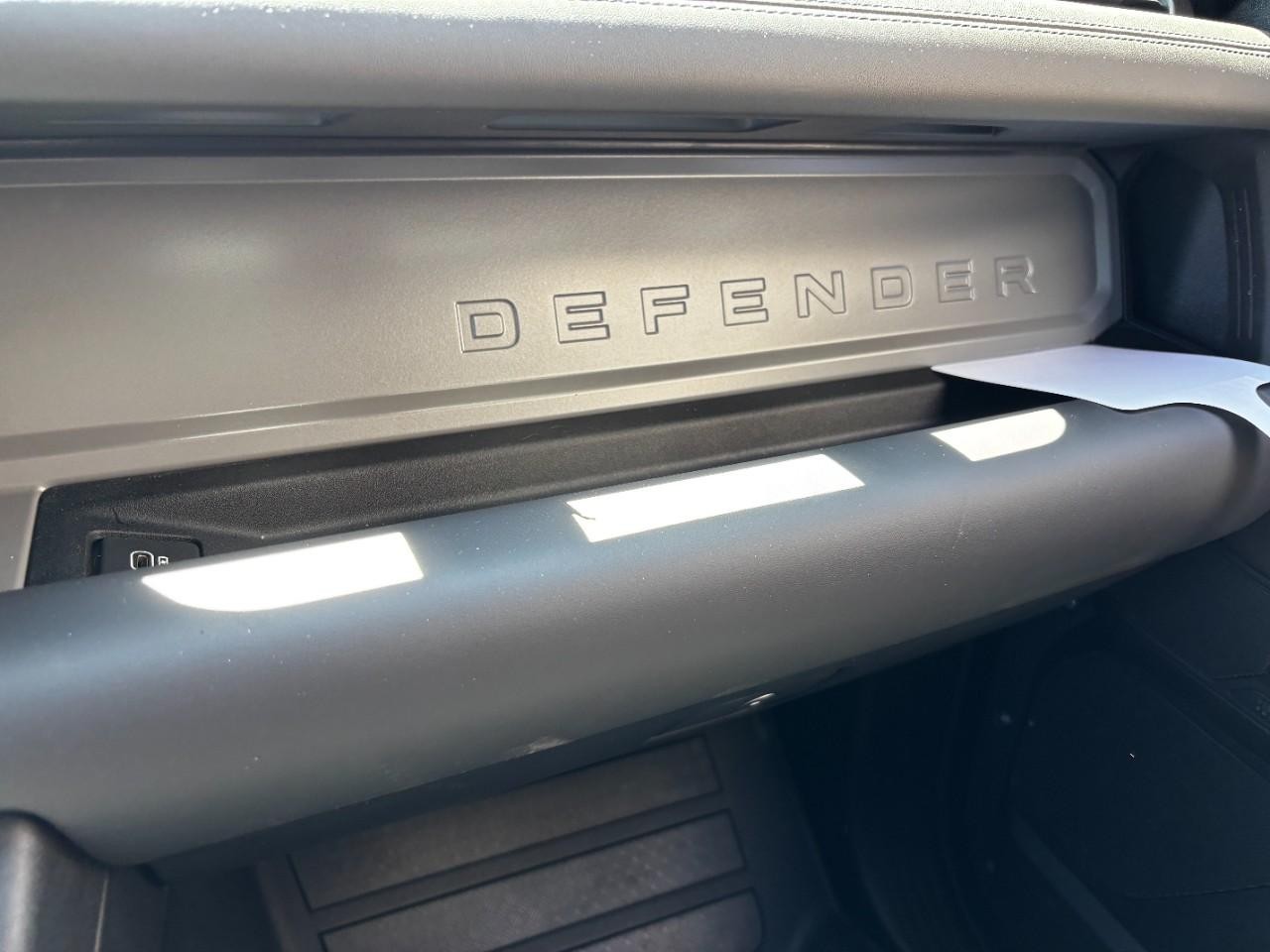 Land Rover Defender Vehicle Full-screen Gallery Image 32