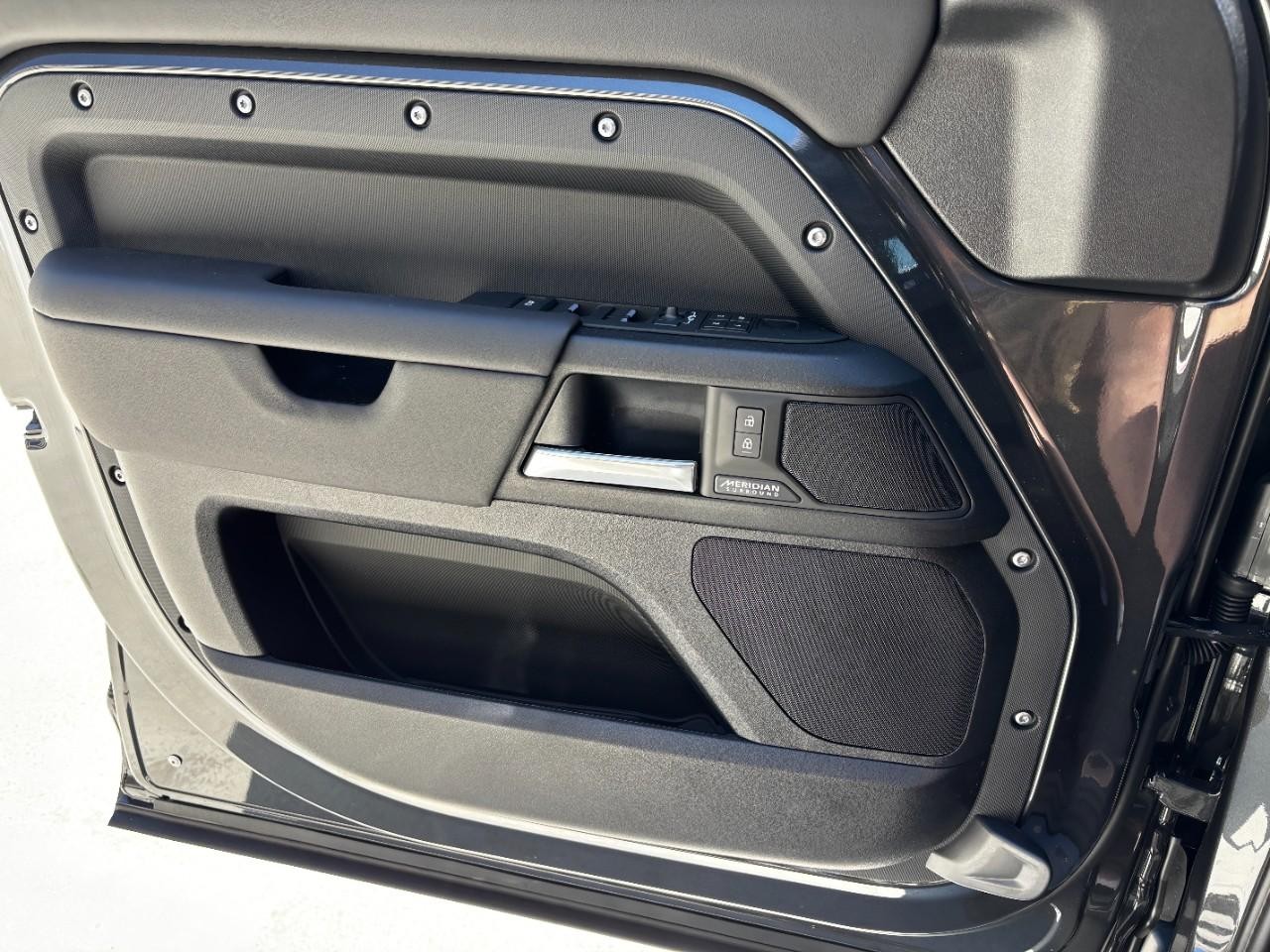 Land Rover Defender Vehicle Full-screen Gallery Image 33