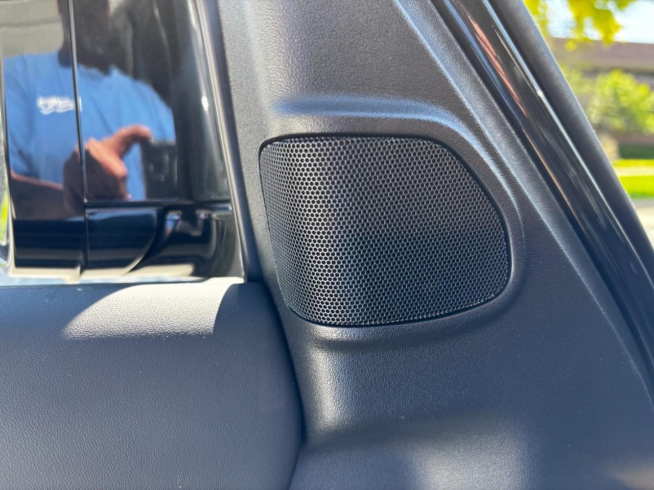 Land Rover Defender Vehicle Full-screen Gallery Image 34