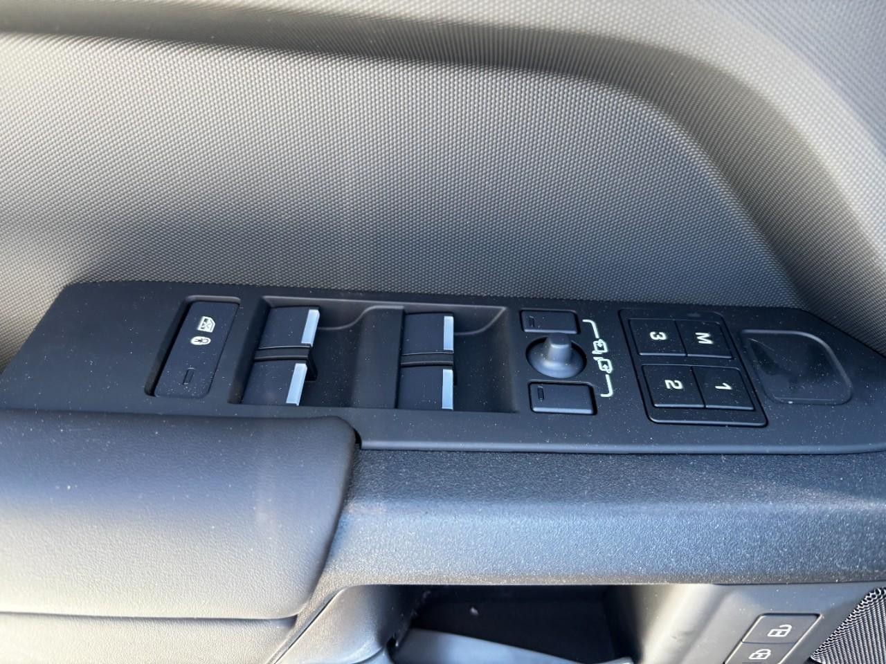 Land Rover Defender Vehicle Full-screen Gallery Image 35