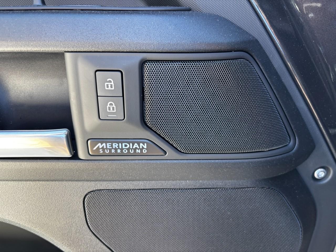 Land Rover Defender Vehicle Full-screen Gallery Image 36