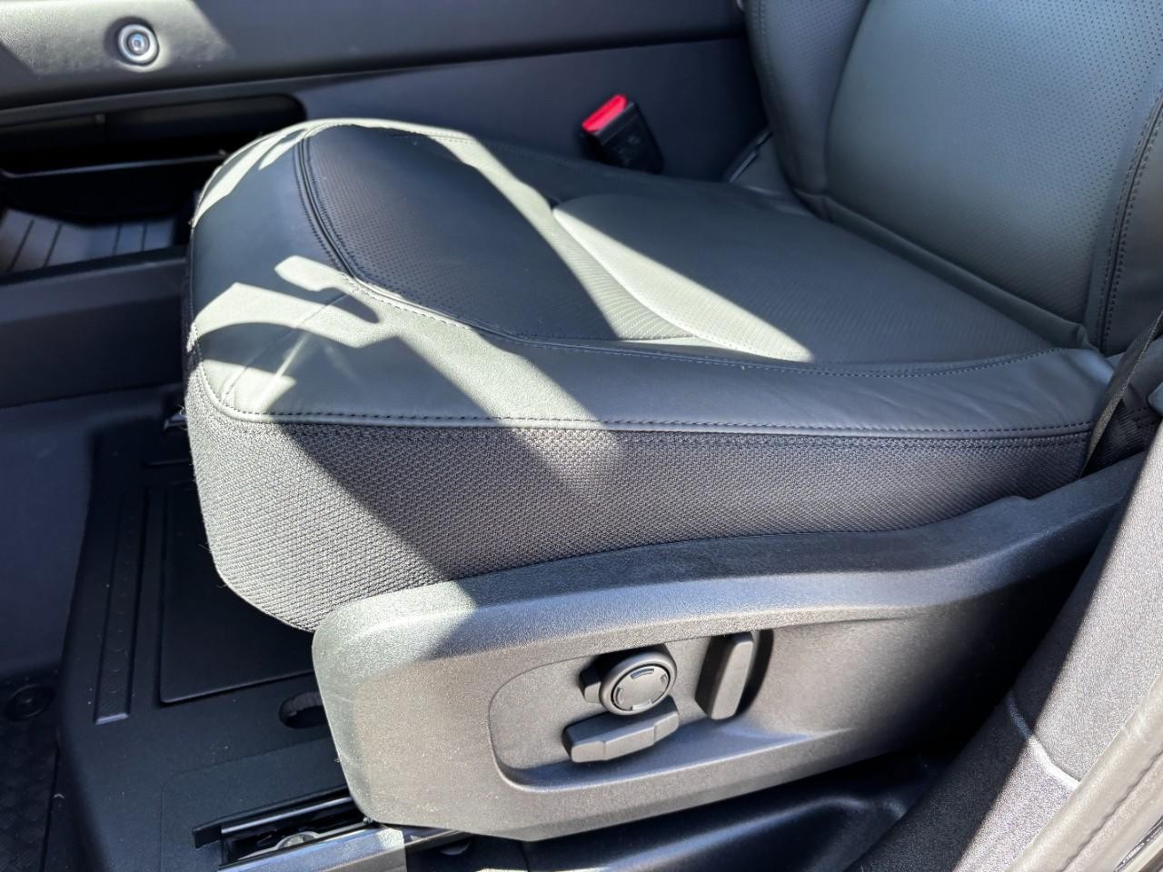 Land Rover Defender Vehicle Full-screen Gallery Image 38